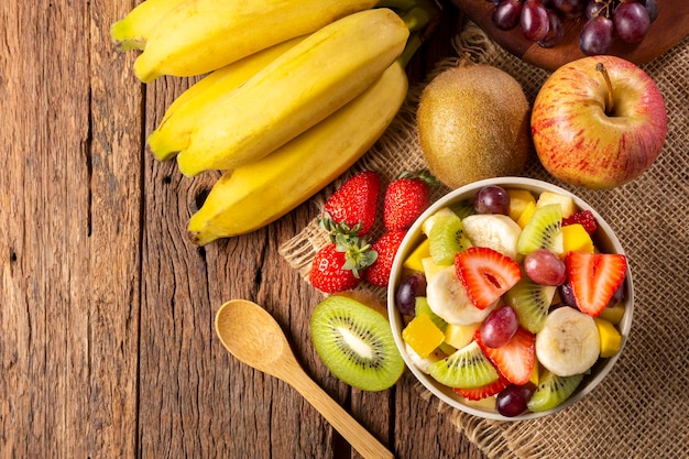 Salade de fruits dans un bol sur la table