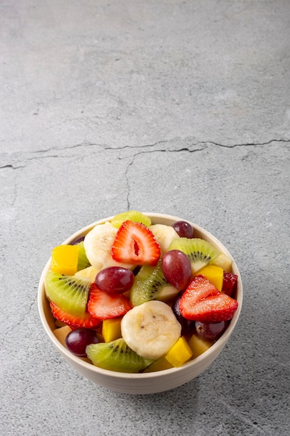 Salade de fruits dans un bol sur la table