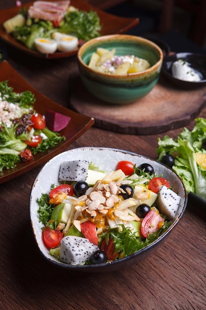 Salade de fruits dans le bol