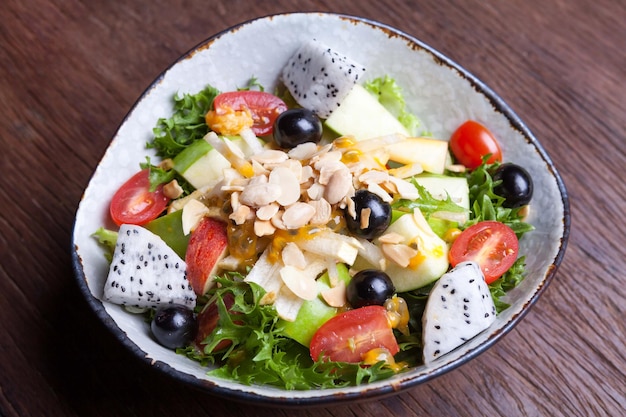 Salade de fruits dans le bol