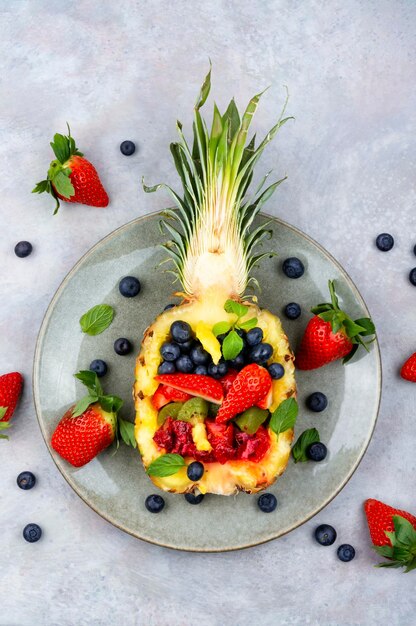 Salade de fruits dans un demi ananas