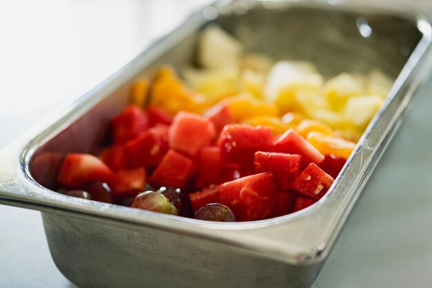 Salade de fruits dans un long bol en argent