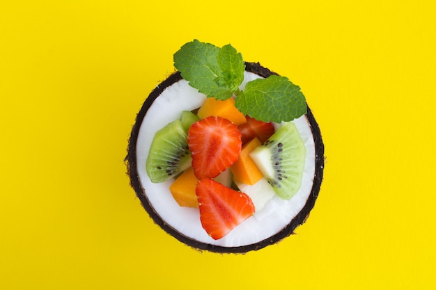 Salade de fruits dans la moitié d'une noix de coco