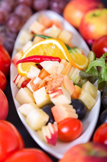 Salade de fruits dans un plat blanc