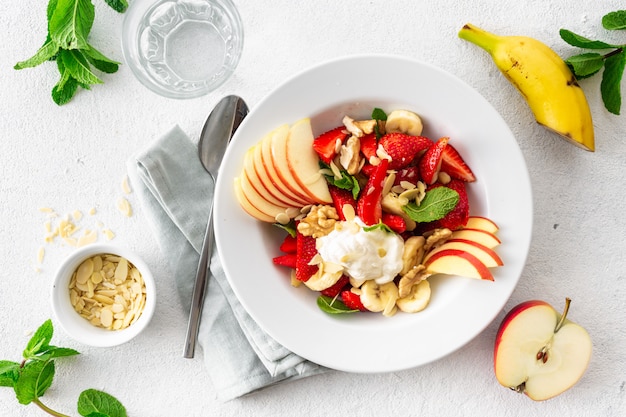 Salade de fruits d'été colorée saine