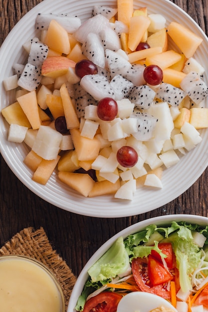 salade de fruits sur fond en bois