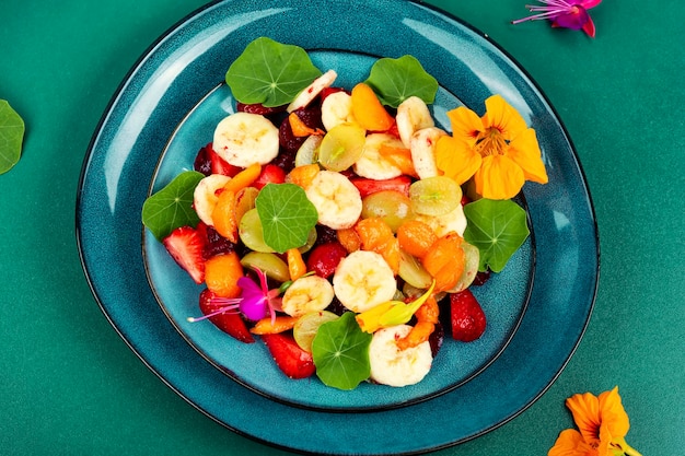 Salade de fruits frais à la capucine