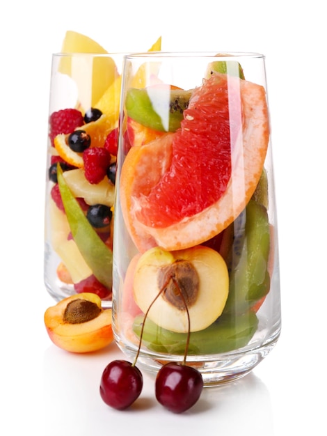 Salade de fruits frais dans des verres isolés sur blanc