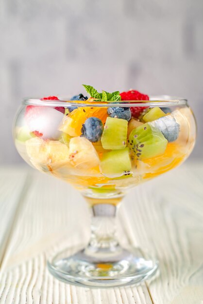 Photo salade de fruits frais sur le fond d'un mur de briques légères