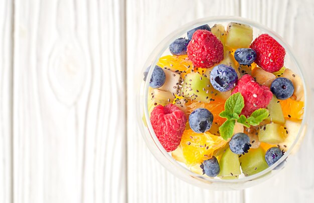 Salade de fruits frais sur un fond de table en bois clair