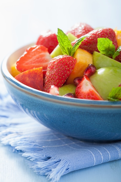 Salade de fruits frais avec fraise, pomme, nectarine, grenade