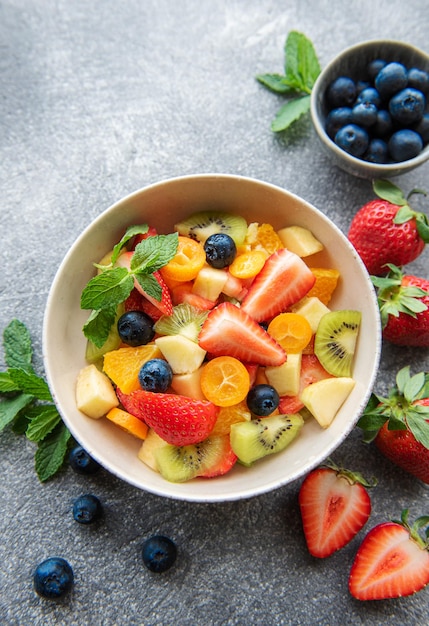 Salade de fruits frais sains dans un bol