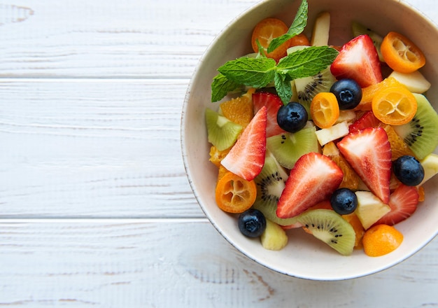 Salade de fruits frais sains dans un bol