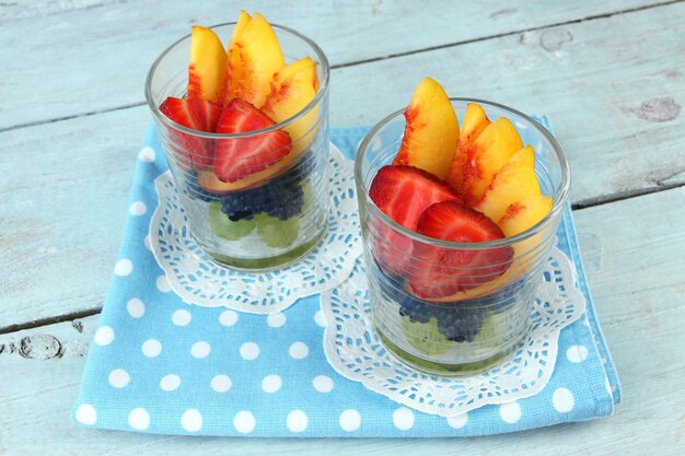 salade de fruits frais et savoureux sur une table en bois bleue