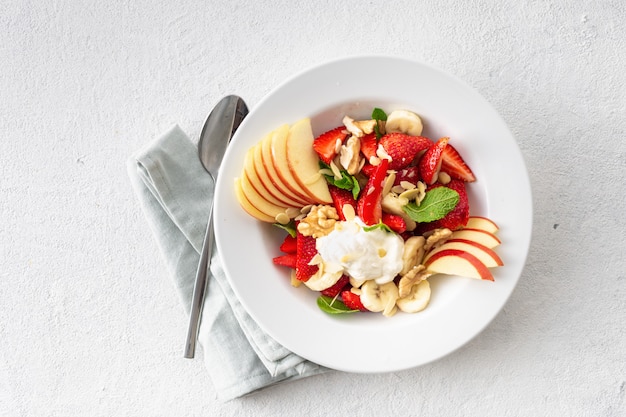 Salade de fruits frais vue de dessus. Espace de copie des aliments sains