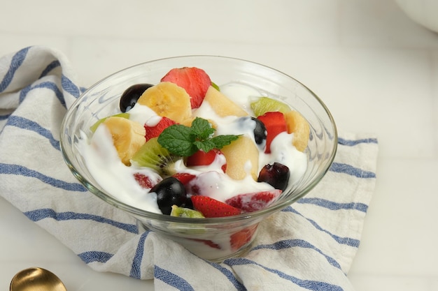 Salade de fruits frais avec yogourt Manger sainement sur un fond blanc