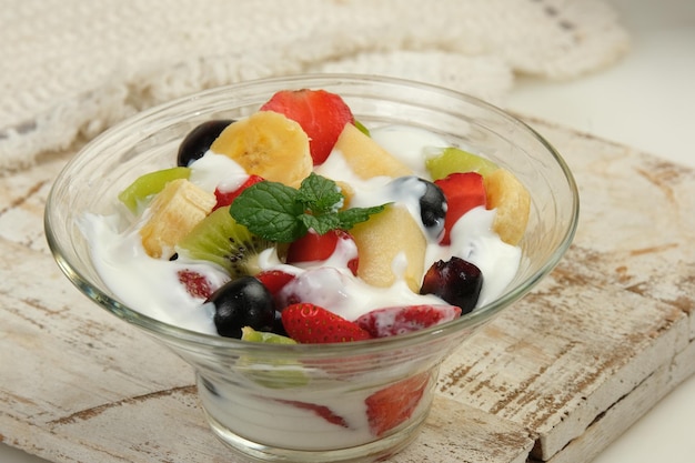 Salade de fruits frais avec yogourt Manger sainement sur un fond blanc