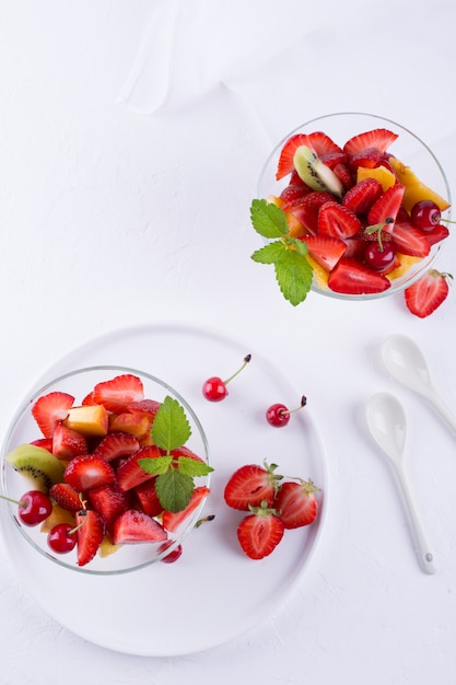 Salade de fruits de fraises, kiwis et abricots. Collation fraîche et savoureuse. Vue de dessus