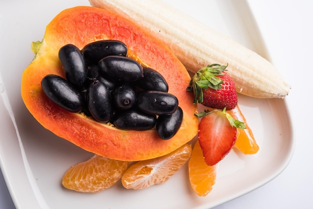 Salade de fruits ou fruits coupés petit-déjeuner diététique sain