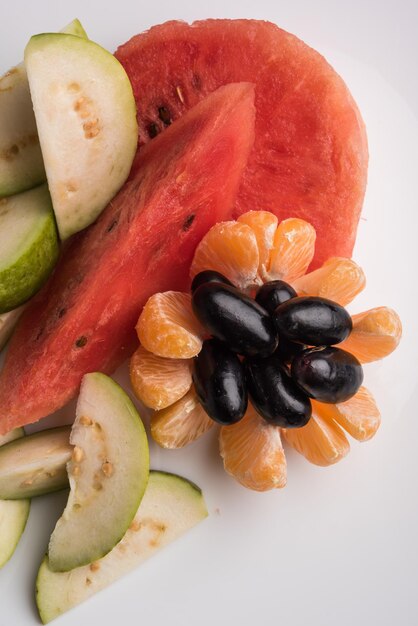 Salade de fruits ou fruits coupés petit-déjeuner diététique sain