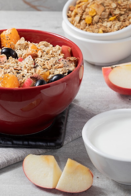 Salade de fruits avec granola, quinoa et yaourt. Concept d'alimentation saine. Mise au point sélective.