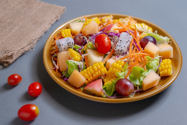 Salade de fruits et légumes sur une assiette