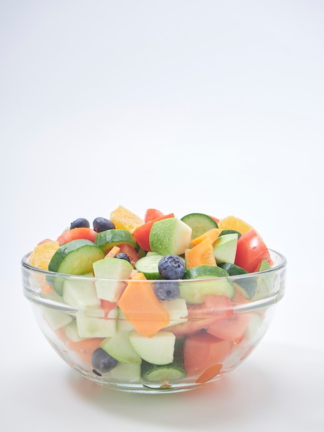 Salade de fruits et de légumes dans un bol en verre