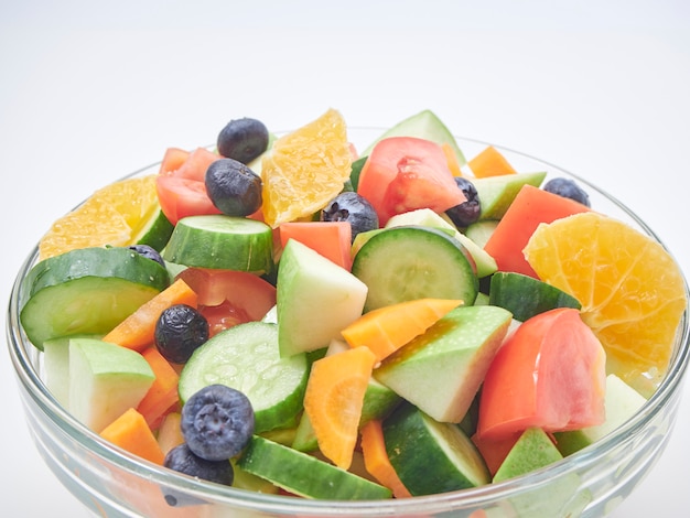 Salade de fruits et de légumes dans un bol en verre