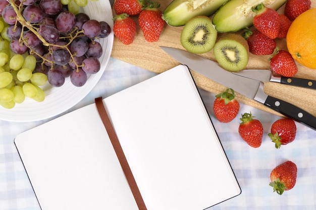 Salade de fruits avec livre de recettes vierge