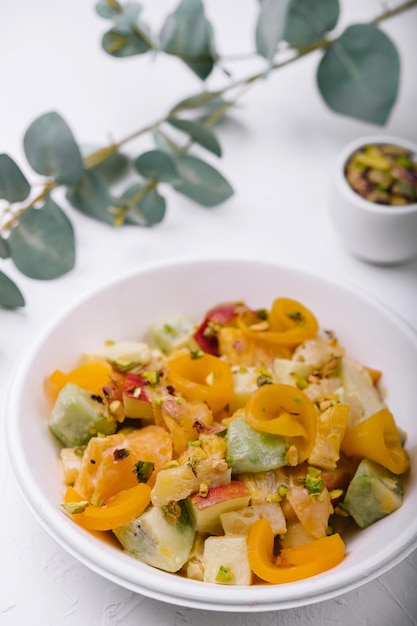 Salade de fruits mélangés dans le bol