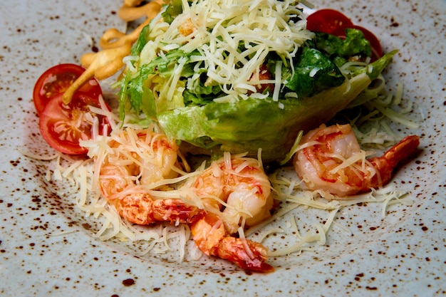 Salade de fruits de mer sur une assiette avec des gouttes de sauce.