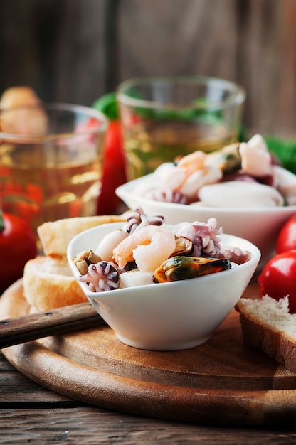 Salade de fruits de mer au vin blanc