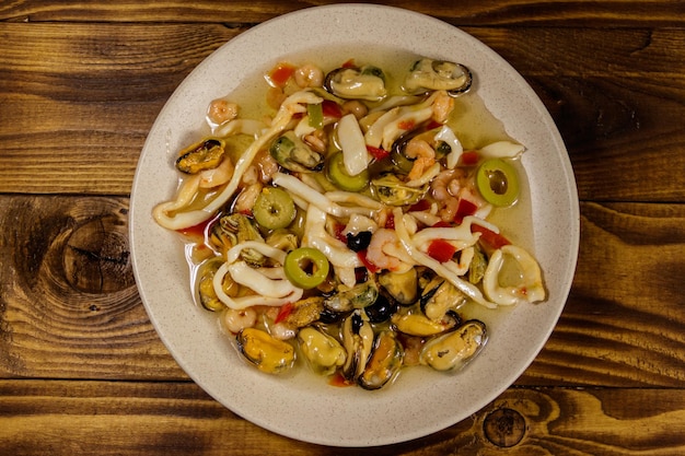 Salade de fruits de mer aux calmars de crevettes et moules sur table en bois