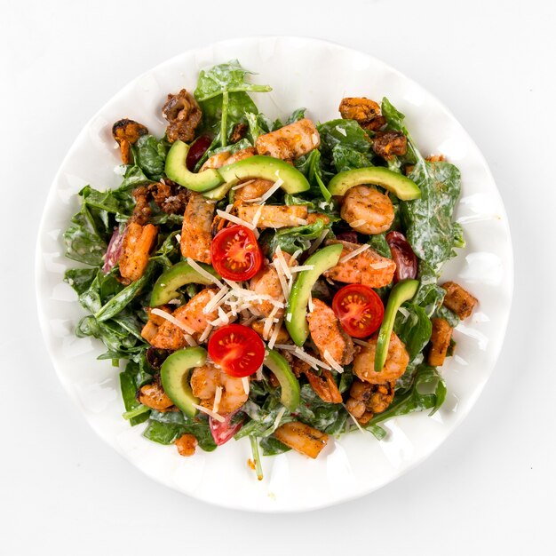 Salade de fruits de mer et avocat isolés sur le blanc