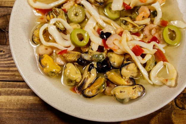 Salade de fruits de mer avec calmars de crevettes et moules sur table en bois Vue de dessus