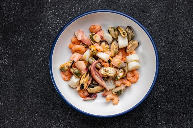 salade de fruits de mer crevette moule pétoncle poulpe repas sain nourriture collation sur la table copie espace