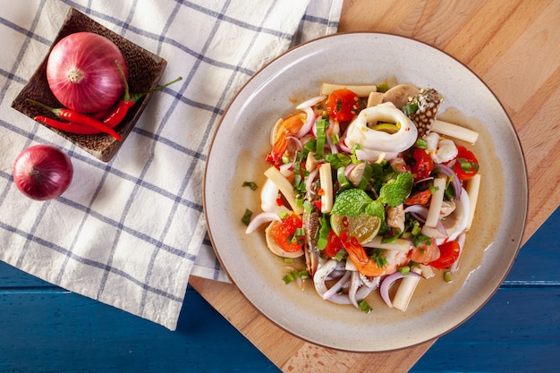 Photo salade de fruits de mer épicée aux légumes thaïlandais