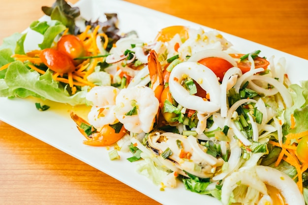 Salade de fruits de mer épicée mélangée au style thaïlandais