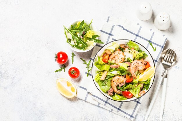 Salade de fruits de mer avec feuilles et légumes