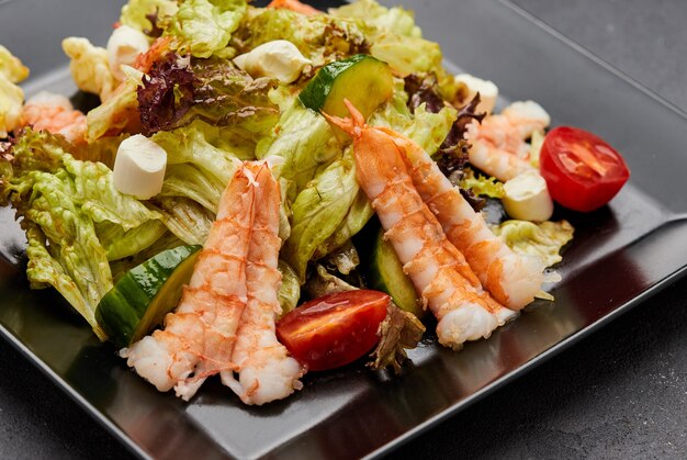 Photo salade de fruits de mer frais servie avec crevettes (crevettes)