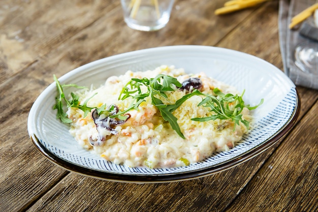 Salade de fruits de mer gourmet aux crevettes de poulpe