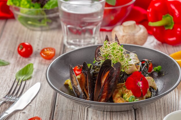 Salade de fruits de mer grillés sur table en bois