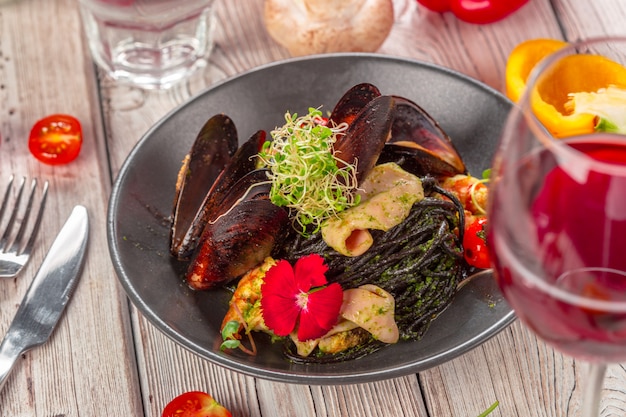 Salade de fruits de mer grillés sur table en bois