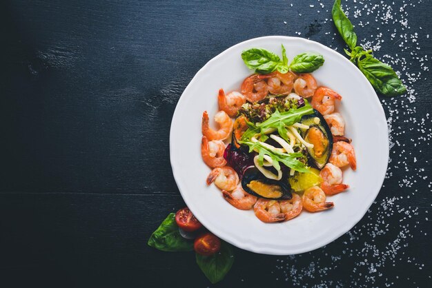 Salade de fruits de mer Moules Crevettes Calmars et légumes frais Espace libre pour votre texte Vue de dessus