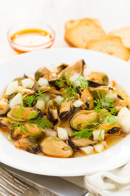 Salade de fruits de mer sur plaque blanche