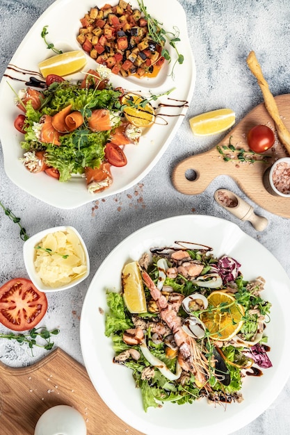 Salade de fruits de mer Salade de crevettes. salade saine de crevettes, mesclun. rouleaux de saumon frais avec fromage et légumes. image verticale. vue de dessus.
