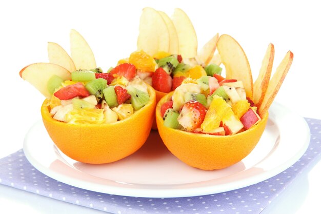 Salade de fruits en orange évidé isolated on white