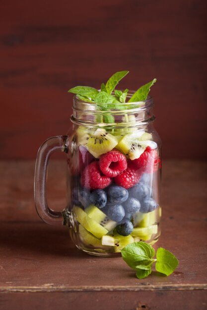 Salade de fruits en pot Mason fraise myrtille kiwi pomme menthe