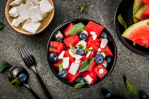 Salade de fruits rafraîchissante dans des bols