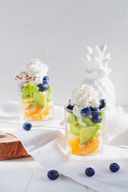 Salade de fruits saine collation verticale